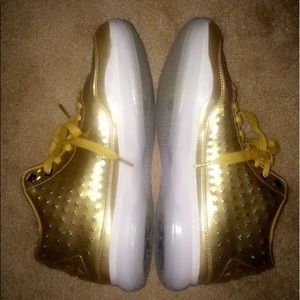 Gold Kobe sneakers great condition size 10.5